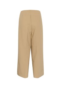 Pantaloni beige a gamba larga con una texture liscia, dotati di una vita a media altezza e due tasche posteriori; taglio dritto e lunghezza alla caviglia.