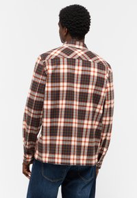 Karierte Hemd in einer Mischung aus Dunkelblau, Weiß und Orange. Es hat ein Knopfleisten-Design, lange Ärmel und einen klassischen Kragen.