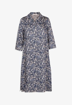Haljina u plavoj i bijeloj paisley uzorku s ovratnikom, rukavima do tri četvrtine i bočnim prorezima, izrađena od lagane tkanine.
