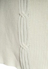 Strickpullover in Creme mit einem strukturierten Muster. Verfügt über ein auffälliges, gedrehtes Detail entlang der Seitennaht. Weicher, atmungsaktiver Stoff.