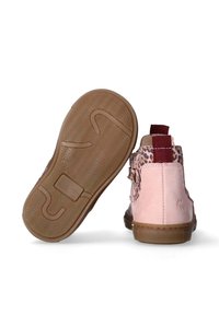 Stivale alla caviglia in camoscio rosa con stampa leopardata sul tallone, suola in gomma marrone e doppia fibbia decorativa. Tessuto liscio con un design resistente.