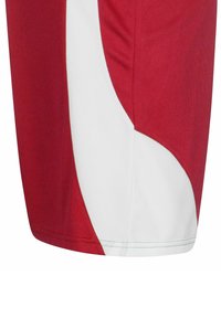 Rote Sportshorts mit weißen Akzenten; sie verfügen über einen strukturierten Stoff, ein geschwungenes Design und kontrastierende Nähte entlang der Kanten.
