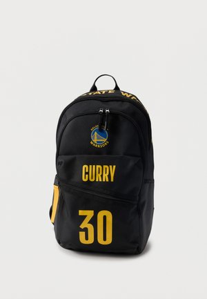 Μαύρο σακίδιο Golden State Warriors με το όνομα "CURRY" και τον αριθμό 30 σε κίτρινο, μπροστινή τσέπη με φερμουάρ και λογότυπο της ομάδας πάνω από το όνομα.