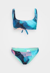 Dvojdielny bikini set s kvetinovým vzorom v modrej, ružovej a zelenej farbe. Hrnček má štvorcový výstrih s nastaviteľnými šnúrkami a spodný diel je s nízkym pásom.