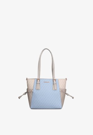 Zweifarbige beige und hellblaue Tote-Tasche mit zwei Griffen, seitlichen Schnallen und einem geprägten Muster, das die Außenseite bedeckt.