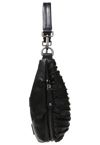 Borsa a mano nera in pelle con un design testurizzato e arricciato, chiusura a zip e tracolla regolabile. Superficie liscia con dettagli in metallo.