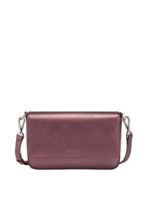 Metallisch lila Leder-Umhängetasche mit glatter Textur, abnehmbarem Riemen und eingeprägtem Logo. Kompakte rechteckige Form mit silbernen Beschlägen.