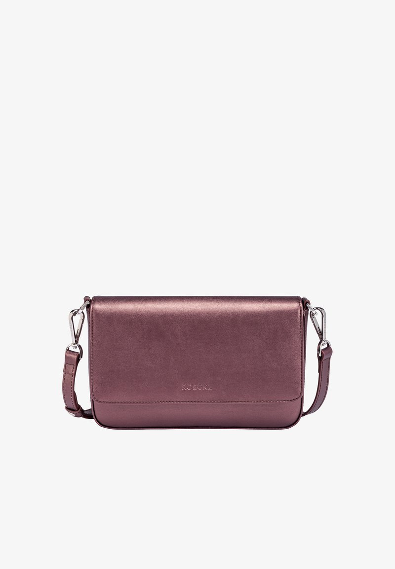 Metallisch lila Leder-Umhängetasche mit glatter Textur, abnehmbarem Riemen und eingeprägtem Logo. Kompakte rechteckige Form mit silbernen Beschlägen.