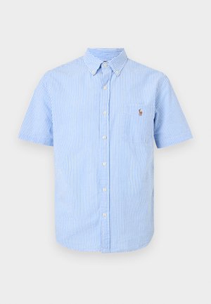 Camisa de botones de manga corta con rayas verticales en azul claro y blanco, con un bolsillo delantero y un logo bordado en el bolsillo.