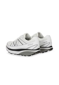 Chaussures de sport blanches avec des accents gris, tige en maille, bout rond et semelle texturée, arborant des logos de marque sur les côtés et des détails contrastants.