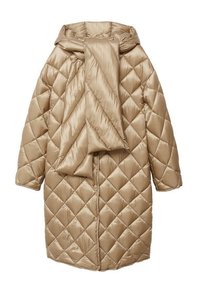 Abrigo acolchado beige con capucha, costuras diagonales y un lazo frontal prominente. Presenta una textura brillante y suave y cierre de botones.