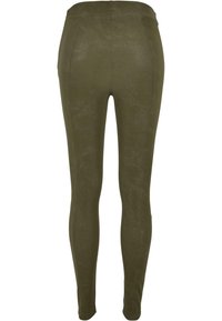 Oliivinvihreät legginsit, sileä pinta, tiukka istuvuus, korkea vyötärö, vahvistetut saumat, ei näkyvää metalliosaa tai kuvioita, sopivat arkikäyttöön.