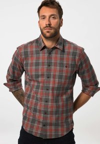Ternede skjorte med rød, grå og hvid farve, lavet af letvægtsstof, med button-down krave og opklippede ærmer.