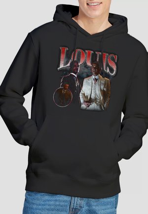 Schwarzer Hoodie mit Grafik von drei Männern in Vintage-Anzügen unter dem Text "LOUIS" in großen roten und weißen Buchstaben.