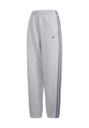 Pantalon de survêtement Adidas gris clair avec taille et poignets élastiques, avec trois bandes violettes sur les côtés et un petit logo tréfle Adidas sur la cuisse.