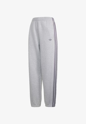 Lichtgrijze Adidas joggingbroek met elastische tailleband en boorden, met drie paarse zijstrepen en een klein Adidas trefoil-logo op de dij.