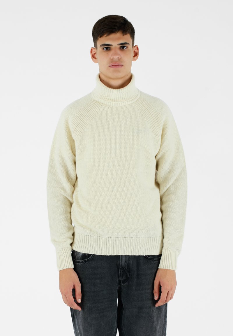 Maglione lavorato a maglia color crema con colletto alto, polsini e bordo a costine, caratterizzato da una finitura texture e maniche raglan.