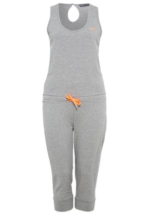 Grå ærmeløs jumpsuit med rund halsudskæring, nøglehul bagpå, korte bukser og orange snøre i taljen.