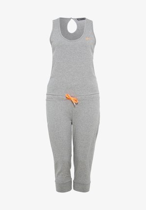 Combinaison grise sans manches avec encolure ronde, dos en trou de serrure, pantalons courts et cordon orange à la taille.
