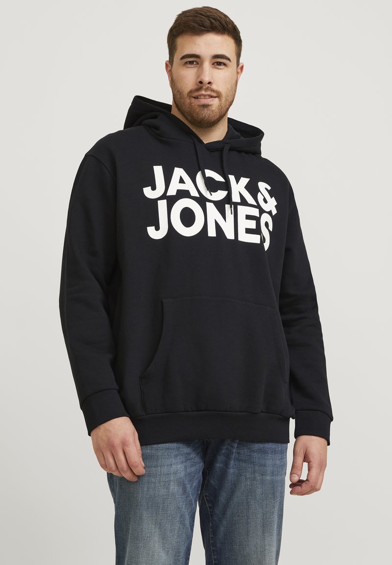 Schwarzer Hoodie mit großen weißen "JACK & JONES"-Text, vorderer Kängurutasche und verstellbarem Kordelzug-Kapuzen. Aus Baumwollmischung.
