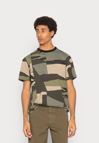 Carhartt WIP CHASE - T-shirt básica - camo mend/gold