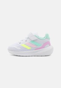 Chaussure de sport blanche avec tige en maille, accents rose et menthe, et bande auto-agrippante. Présente des rayures de couleur vives et une semelle texturée.