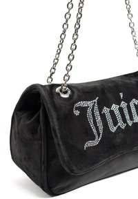 Schwarze Wildleder-Handtasche mit silberner Kettenriemen, die mit Strassverzierungen verziert ist, die ein stilisiertes Textmuster auf der Vorderseite bilden.