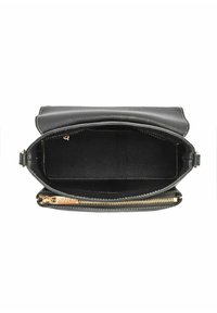 Czarna skórzana torba z teksturowanym wykończeniem, złotym zamkiem błyskawicznym i przestronnym wnętrzem z gładką podszewką.