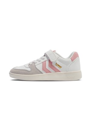 Baskets blanches et roses avec des accents en daim, une sangle Velcro et une semelle en caoutchouc texturée. Présente un logo proéminent et un design en chevron.