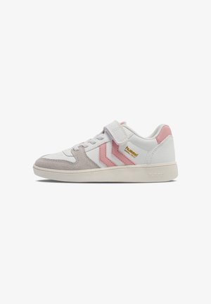 Witte en roze sneaker met suède accenten, een klittenbandsluiting en een getextureerde rubberen zool. Beschikt over een opvallend logo en chevronontwerp.