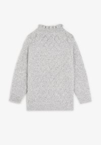 Suéter de color gris claro con cuello alto, con un patrón de punto de diamante y puños acanalados. Textura suave y ajuste relajado.