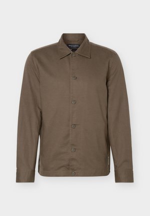 Καφέ πουκάμισο με γιακά, μακριά μανίκια, έξι κουμπιά μπροστά και στενή γραμμή.