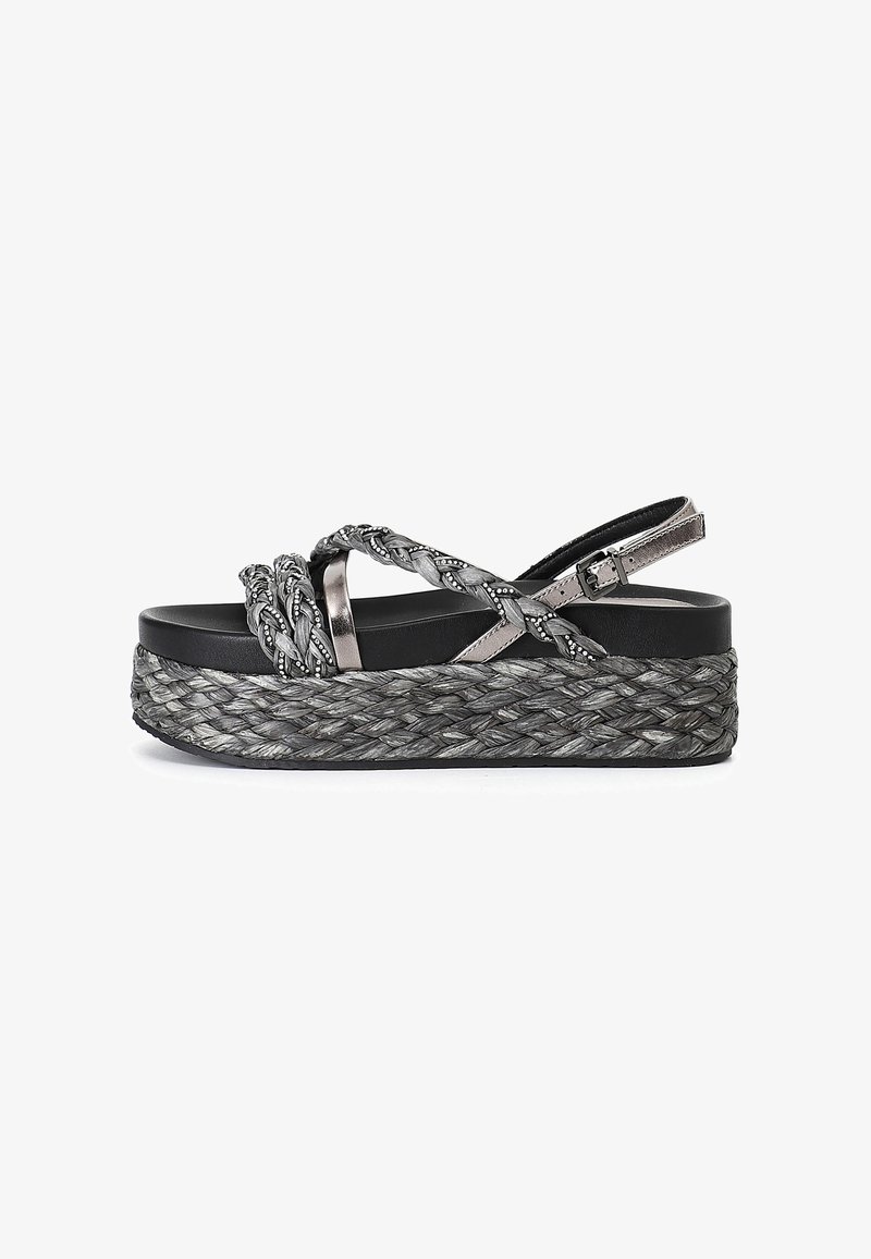 Zwarte plateau-sandalen met gevlochten banden, voorzien van metalen accenten en een geweven textuurzool, ontworpen in schakeringen van grijs.