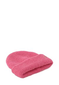 Różowa dziana czapka beanie z prążkowaną fakturą i zagiętym mankietem. Posiada mały metalowy akcent z boku.