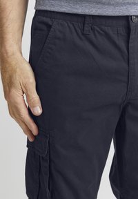 Marine cargoshorts laget av bomull med en avslappet passform. Har side lommer og synlige sømmer, med en teksturert stofffinish.