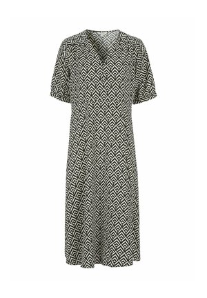 Kortærmet kjole i sort og hvid med en chevronmønster, V-udskæring og en løs, flydende silhuet.