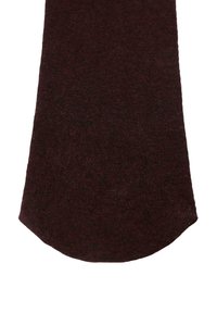 Burgundy-strumpa gjord av texturerat stickat material med rund tå. Tyget har subtila tonala variationer genom hela.