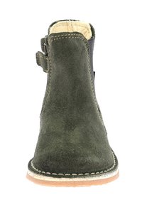 Stivale alla caviglia in suede verde oliva con cucitura, suola in gomma e pannello laterale elasticizzato. Design della punta arrotondata e fodera interna morbida.