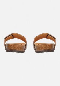Bruine leren sandalen met een kurken zool, voorzien van twee brede banden en een getextureerde voetbed voor comfort. Verstelbare gespsluiting op de banden.