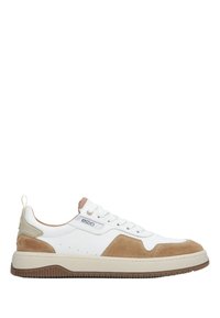 Bílé tenisky s akcenty z jemné kůže v odstínu tan, kulatá špička, šněrování v přední části a béžová gumová podrážka. Mají logo na boku a minimalistický design.