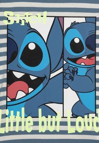 Kék pamut póló, Stitch grafikával, szürke és fehér csíkozással, valamint zöld felirattal: "Stitch Kicsi de Hangos."
