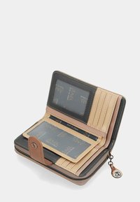 Cartera en cuero negro, marrón y beige con cierre de cremallera. Presenta múltiples ranuras para tarjetas, un bolsillo transparente para identificación y un charm en el tirador de la cremallera.