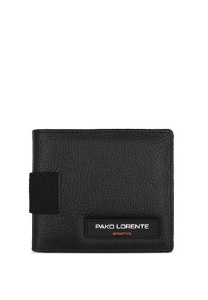 Czarny teksturowany portfel skórzany z czarną materiałową metką po lewej stronie oraz prostokątną naszywką z logo i napisem "PAKO LORENTE SPORTIVE" z przodu.