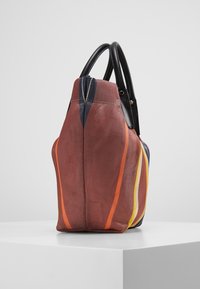 Grote tote bag van gestructureerde stof met oranje, geel en marineblauwe strepen. Zwarte leren handvatten. Rondvorm met zichtbare stiksels.