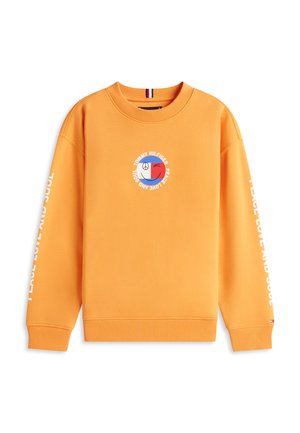 Sweatshirt orange à col rond avec un grand symbole de paix au centre et le texte "Tommy Hilfiger Peace, Love and Soul", ainsi que du texte blanc sur les deux manches.