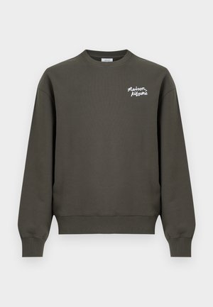 Donkergroene crewneck-trui met lange mouwen en een klein wit "Maison Kitsuné"-logo op de bovenkant van de linkerborst.
