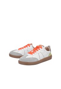 Białe sneakersy z szarymi zamszowymi akcentami, pomarańczowymi sznurówkami, zielonym detalem na pięcie oraz teksturowaną brązową gumową podeszwą. Perforowany boczny wzór dla lepszej wentylacji.