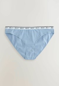 Ljust blå bomullsboxer med svart och vit elastisk midjeresår med "NEXT"-logotyp, slät textur och klassisk boxerstil.