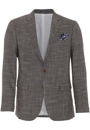 Enkeltknappet grå tekstureret blazer med to brune knapper og et marineblåt mønstret lommetørklæde.