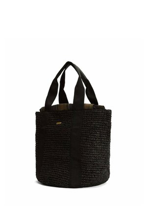 Sac panier tote noir tissé avec deux larges anses en tissu et un petit logo rectangulaire sur le côté sur fond blanc.